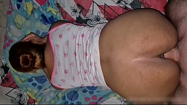 Mi hermanastra me atrapa mir&aacute;ndole en la ducha y terminamos teniendo sexo caliente 