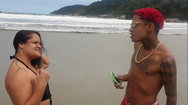 Achei famoso brinquedo na praia e fui logo oferecer a buceta