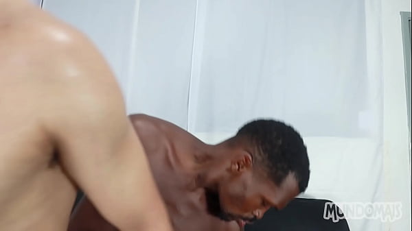 Play MP4 - Amigos que moram juntos recebem a visita de um novo vizinho&period;