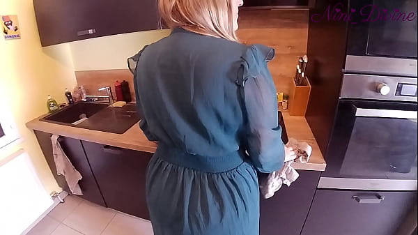 Play MP4 - Generous girl pulled aside her big panties to get fucked in the kitchen&excl;