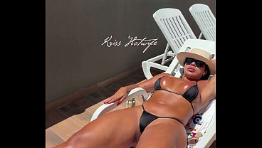 Kriss Hotwife puta casada se exibindo na piscina do hotel com seu biquini safado e todo enfiado no cu