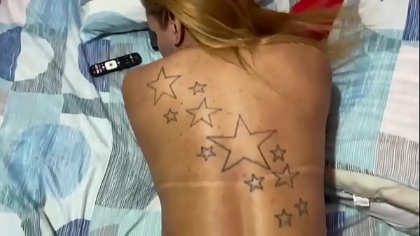 Play MP4 - Casado seguidor do Instagram veio me comer em casa no pelo e pediu pra filmar socando no meu cu sem camisinha&comma; v&iacute;deo completo desse puto gozando dentro completo no RED