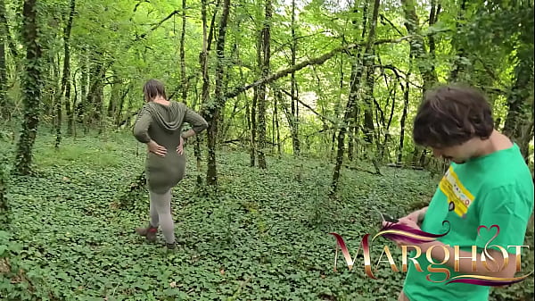 Nonton C&rsquo;est L&rsquo;automne : Mon Amant Me Baise Le Cul Hard Contre Un Arbre En For&ecirc;t Avec Gorge Profonde Et Squirt thumbnail
