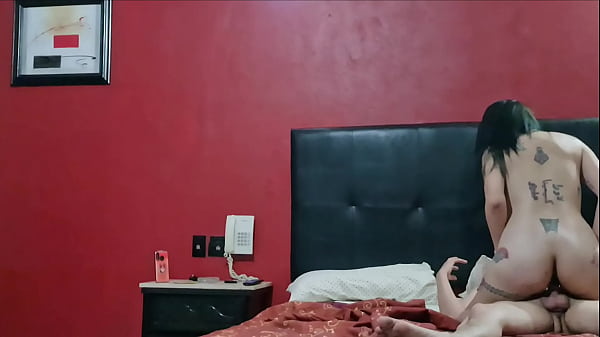 Show cuckold, marido se dedica a reclutar singles y que follen a su mujer frente a el 2 