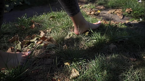 Nonton Sexy Feet With Long Toes Crushing Flowers Outdoors thumbnail