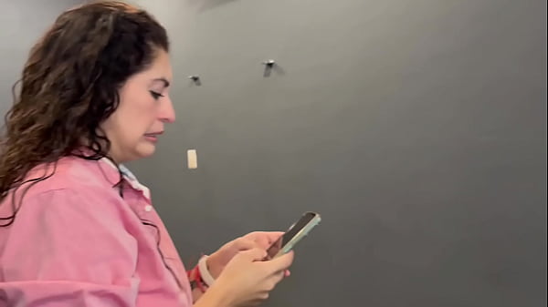 Big Tits MILF Real Hotwife - Cherry es la esposa de Adrian una MILF tetona de ojos verdes y vino para que le hicieran un anal dos singles siguiendo roleplay de esposa insatisfecha y 2 t&eacute;cnicos de aire 