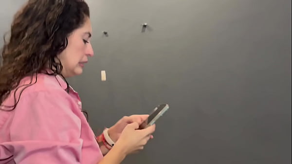 Play MP4 - Big Tits MILF Real Hotwife - Cherry es la esposa de Adrian una MILF tetona de ojos verdes y vino para que le hicieran un anal dos singles siguiendo roleplay de esposa insatisfecha y 2 t&eacute;cnicos de aire