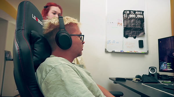 Nonton Stepmom Stuck In Washer During Gaming Session Begs For My Hard Cock Deep Inside thumbnail