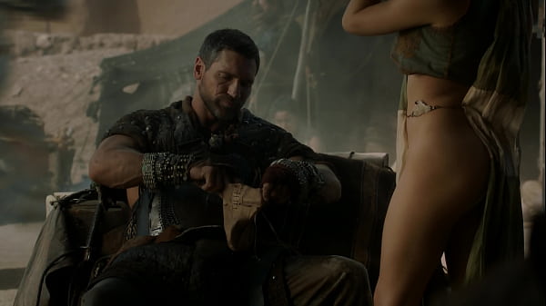 EmiliaClarke_Game of_Thrones_S01E01