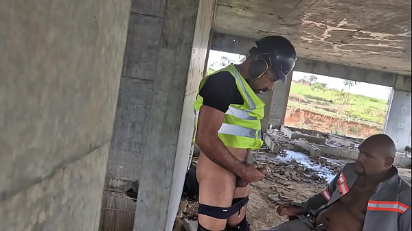 Play MP4 - Depois que todos foram embora os trabalhadores transam descaradamente no pr&eacute;dio em contru&ccedil;&atilde;o