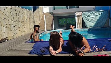 Meu marido fodeu com a minha amiga Levei a safada puta para curtir uma piscina na minha casa e ela sentou no pau do meu marido Nao resisti e entrei na brincadeira e gozamos gostoso