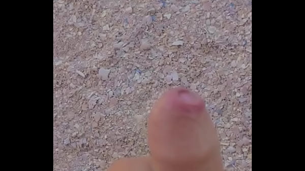 Me jalo la verga en la playa p&uacute;blica 