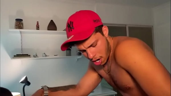 Dava o Rabo pra um e mamava o outro 