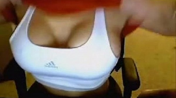 Nonton Amateur Milf Flash Her Tig Tits thumbnail