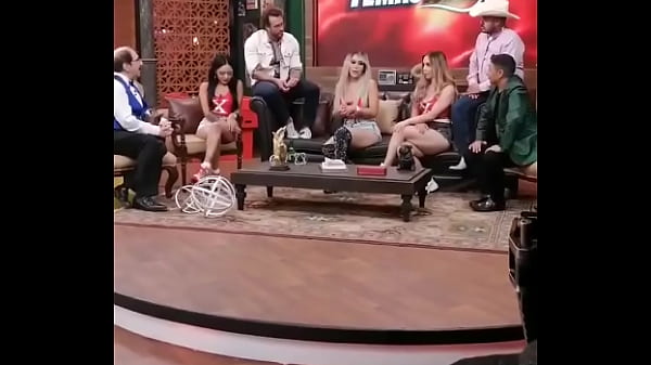 Gira de medios junto a barbaramontxxx y renatamendozax pra mundoxoficialluego ya le hismea os que d&iacute;a nos ven al aire 