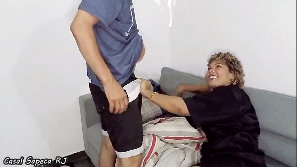 DEI PARA O AMIGO PAUZUDO DO CORNO NA SALA ENQUANTO ELE d. NO QUARTO_AINDA FUI CHEIADE LEITE NA CARA