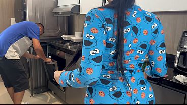I seduce the plumber in my pajamas because my husband doesn't fuck me every day - Mia Montielth 