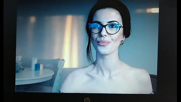 Hermosa y muy sensual chica_trigueña en webcam