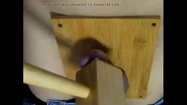 チンポは叩き潰された