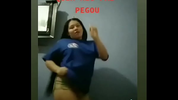 Morena do cabelo longo rebolando