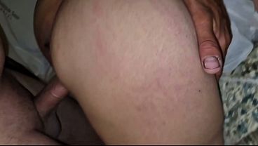 Madrastra nalgona me deja darle duro y pide m&aacute;s verga a gritos 