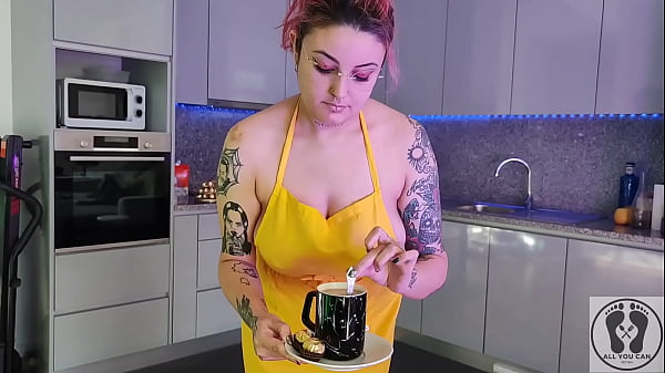 Nonton Chubby Waitress Masturbates In The Kitchen Wearing An Apron thumbnail
