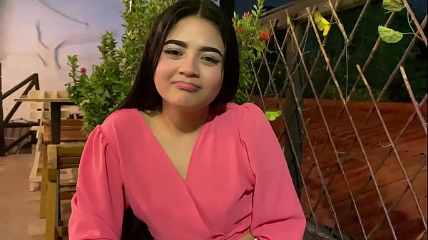 Conocí a una_mujer enun restaurante_ella estaba triste por que su novio no llegó a_la cita_así quela invité a untrago YOHAMEDI