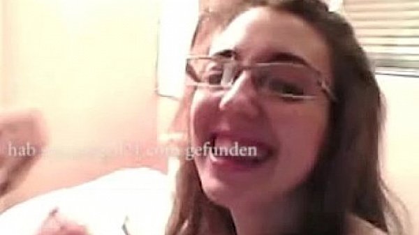 Deutsche Schlampe mit Brille am Ficken 