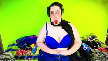 18yo Beautiful Arab Girl Chewing Bubble Gum In Front Of Her Friends In Bikini & Show Her Huge Boobs! thumbnail