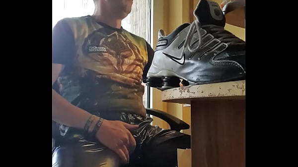 Play MP4 - Wichsen in Glanzhose harter schwanz und sneaker sniffen
