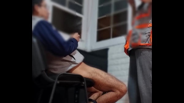 Espiando a mi amiga ingeniera follando con el jefe