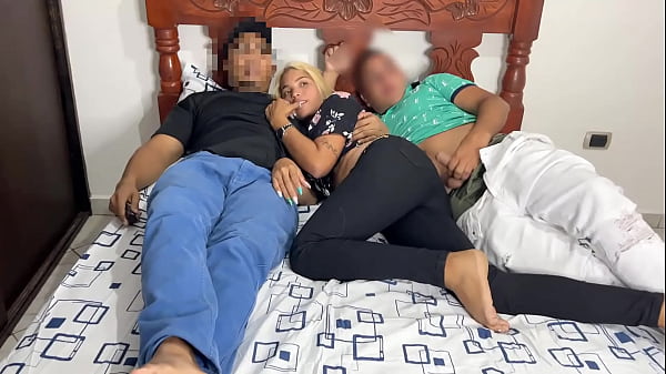 Play MP4 - Noche de Pelicula junto a mi Mejor Amigo y su Hermosa Novia NTR Me Cojo a la Novia