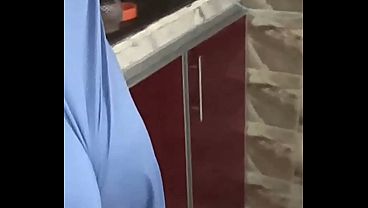 شرموطة متجوزة تحلق شعر كسها وطيزها عشان ينيكها عشيقها السعودي