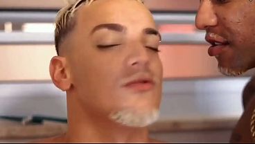 Novinho safado trai seu parceiro com favelado dotado / Naughty young man cheats on his partner with a gifted slum 