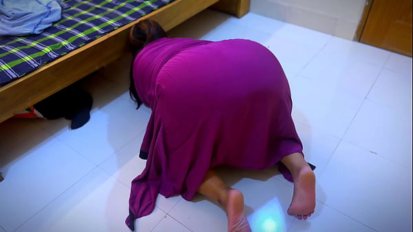 Arab Beautiful Big Ass Hot Stepmom Stuck Under Bed Now She Want Anal Fuck From Me thumbnail