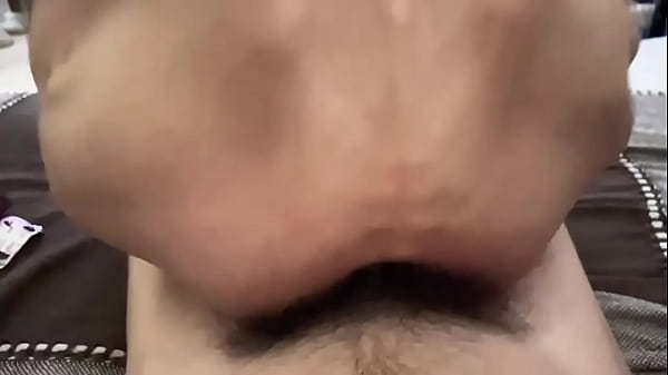 Cavalgando de costa no marid&atilde;o 