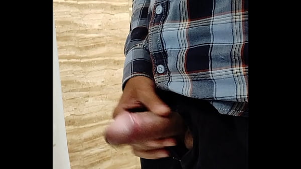 Play MP4 - Me pissing in office