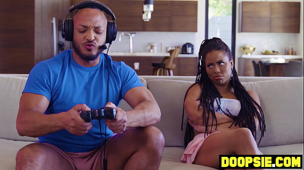 Play MP4 - BBC pizza delivery guy pounds busty ebony MILF in front of her BF