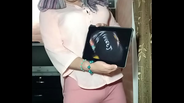 Play MP4 - Lizz se desnuda totalmente y masturba para un fan