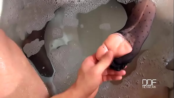 Footlong pov adventures a wanton hottie's bathroom pleasures 