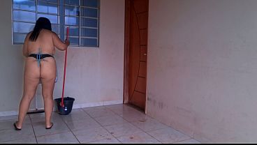 Esposa Putinha Limpando o Quintal Só_ de Avental e Calcinha - Hotwife Exibida