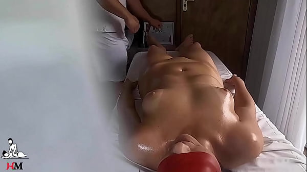 Play MP4 - VIDEO REAL de Novinha 18 aninhos filmada durante sess&atilde;o de massagem tantrica dando para o terapeuta