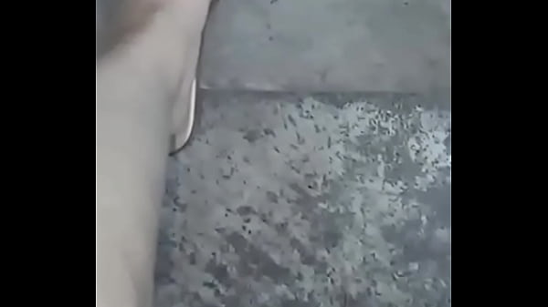 GretaLa senza_slip davanti il_giardiniere