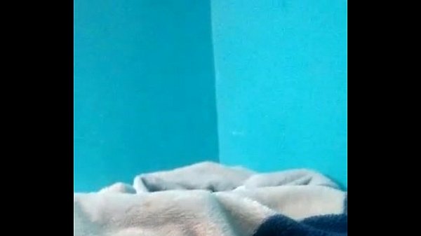 Play MP4 - Novinho dotado do pau gostoso batendo uma no quarto de manh&atilde;