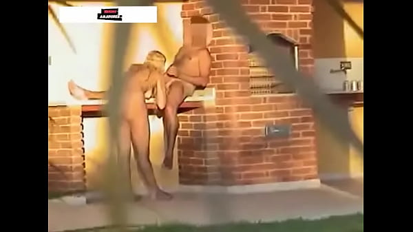 Play MP4 - Loira novinha gostosa e flagrada por c&acirc;mera escondida trepando na ch&aacute;cara&period; Sexo amador real&period; Sexo oral e anal&period;