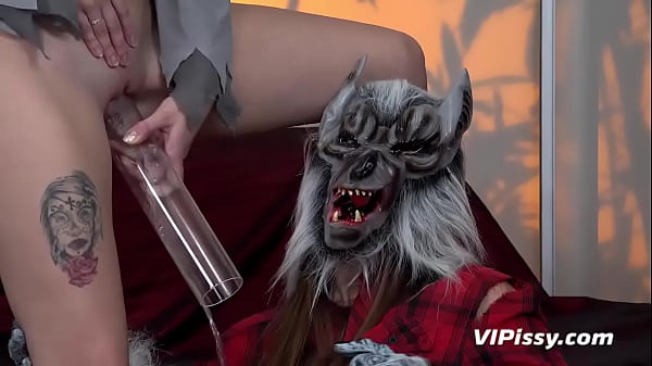 Lesbians_Skip TheParty For Piss_Play