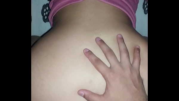 Mi esposa se clava mi pene en su ano mientras vemos su serie favorita le encanta el sexo anal 