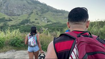Durante uma trilha no Rio de Janeiro grupo de amigos resolvem transar no meio da floresta com direito a gozada na boca