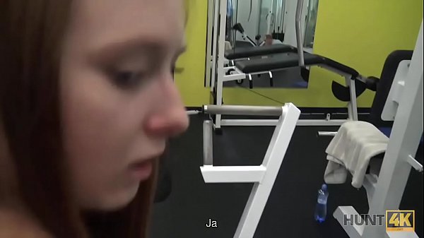 HUNT4K. Cuckold wird daf&uuml;r bezahlt, zu sehen, wie Linda Sweet den Schwanz eines Fremden saugt 