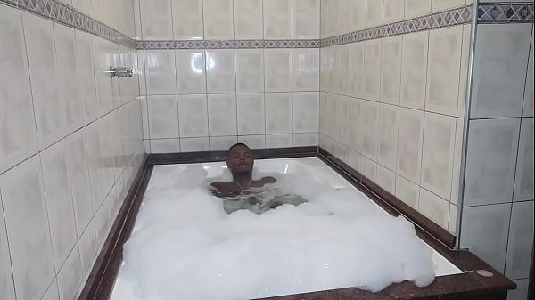 Invadindo o banho do meu amigo_pirocudo Will mastro...